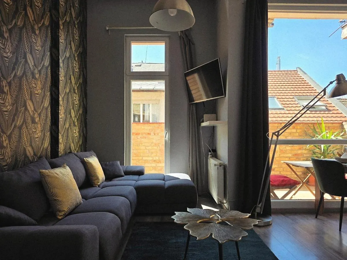 Gold Leaf Apartment In The City Center Budapest