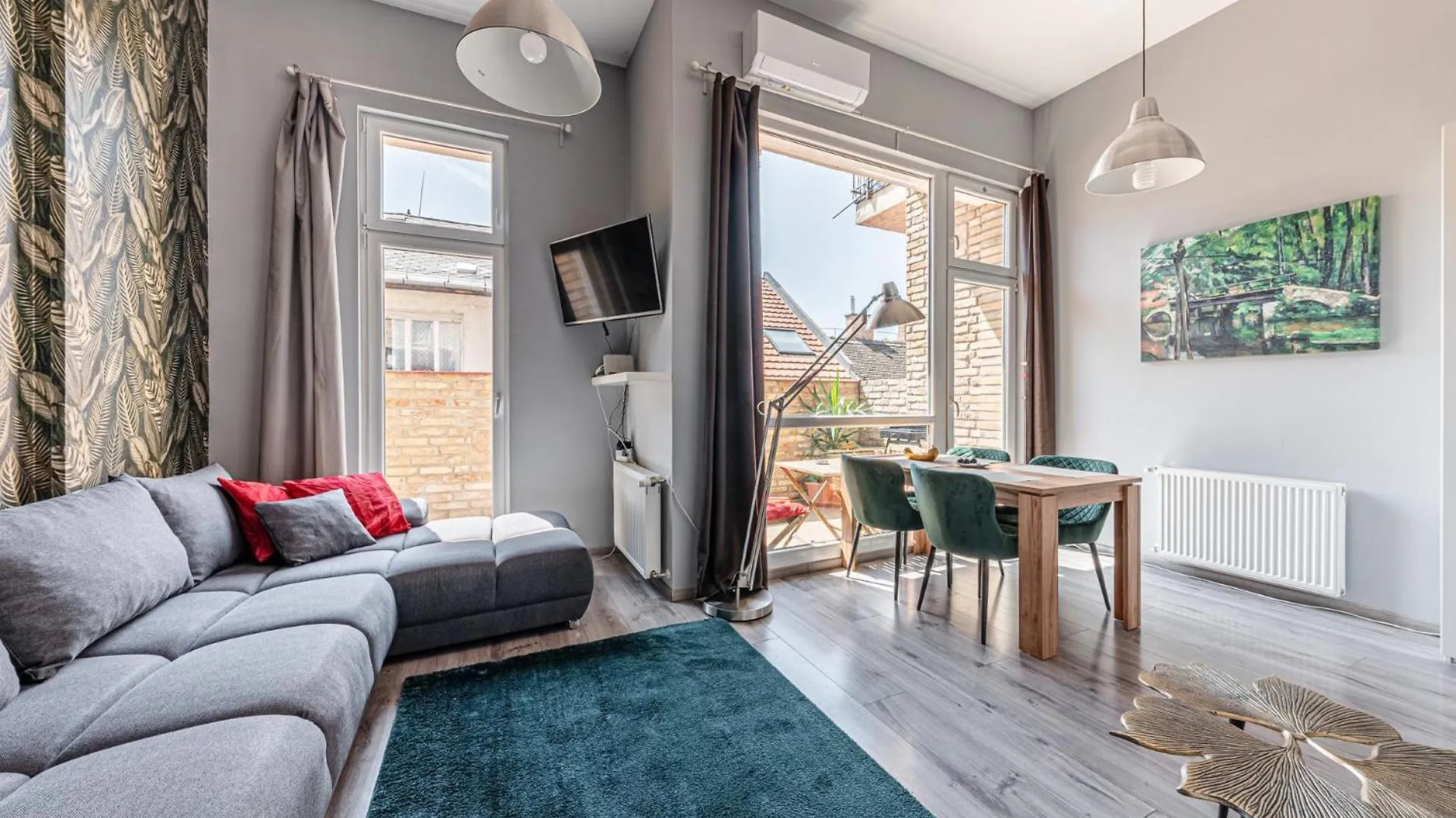 Gold Leaf Apartment In The City Center Budapest