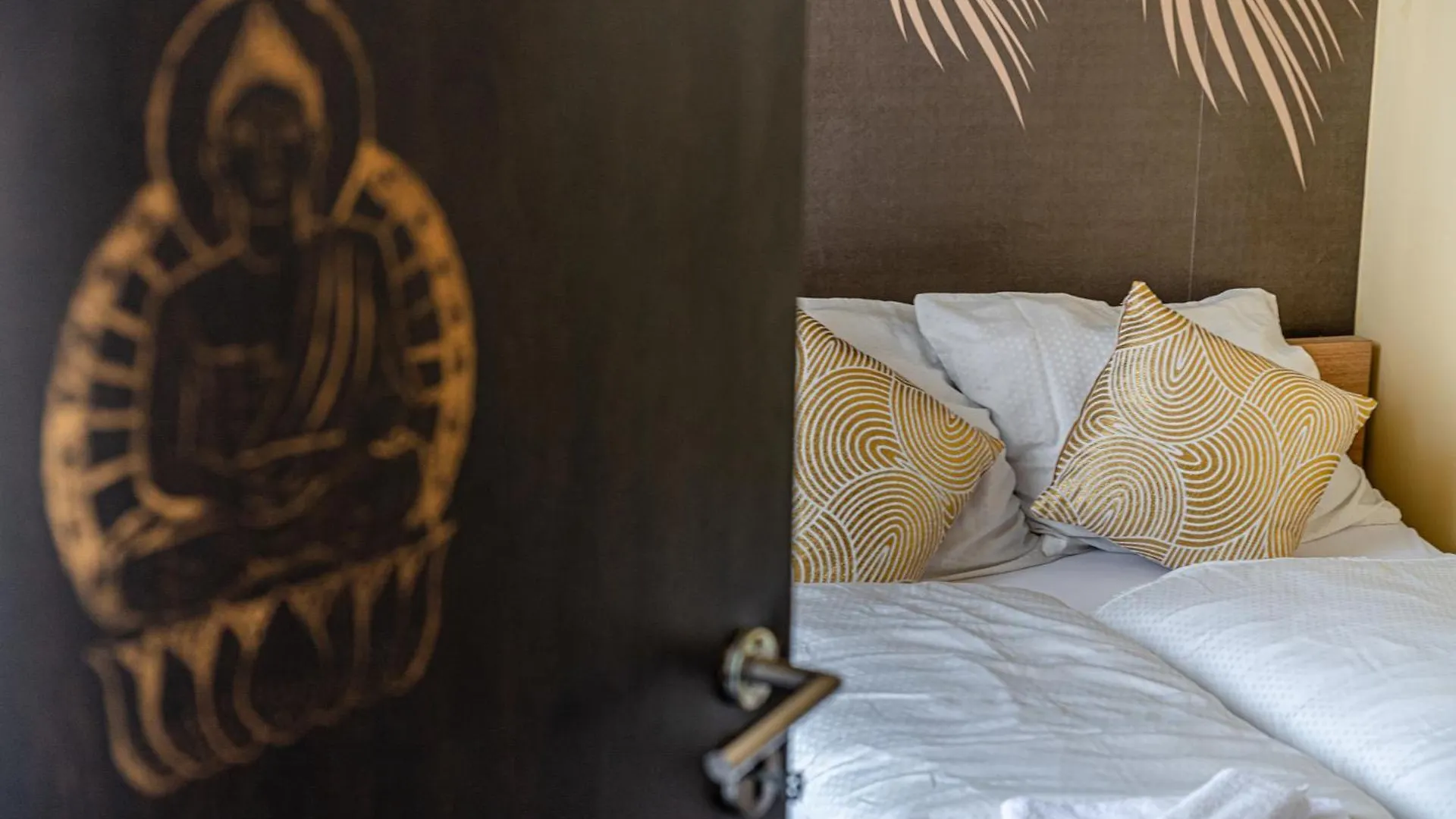 Gold Leaf Apartment In The City Center Budapest Hungary