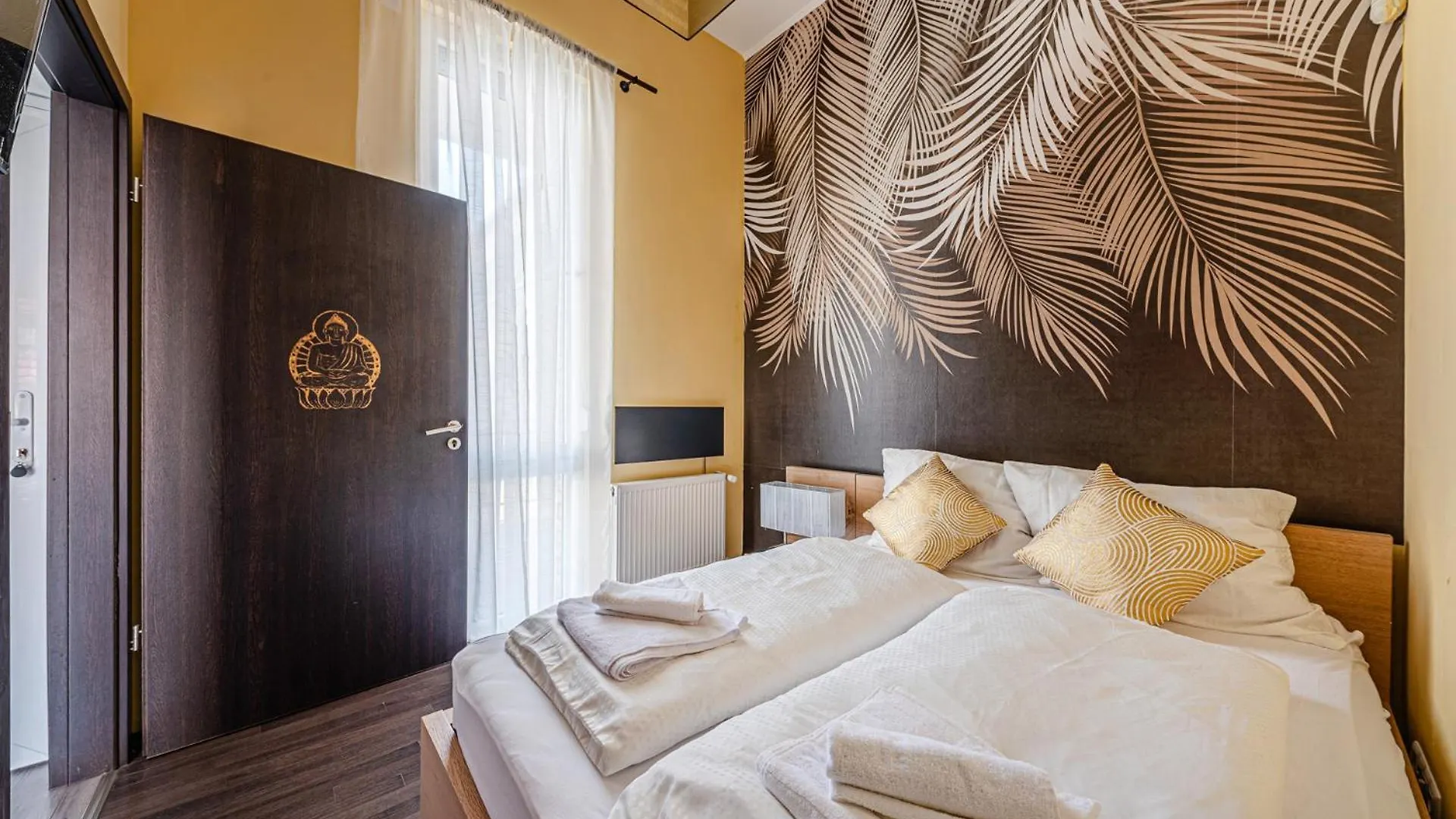 Gold Leaf Apartment In The City Center Budapest