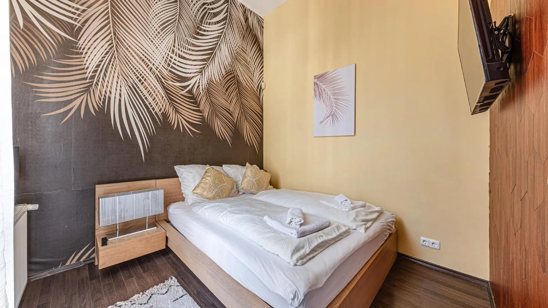 Gold Leaf Apartment In The City Center Budapest