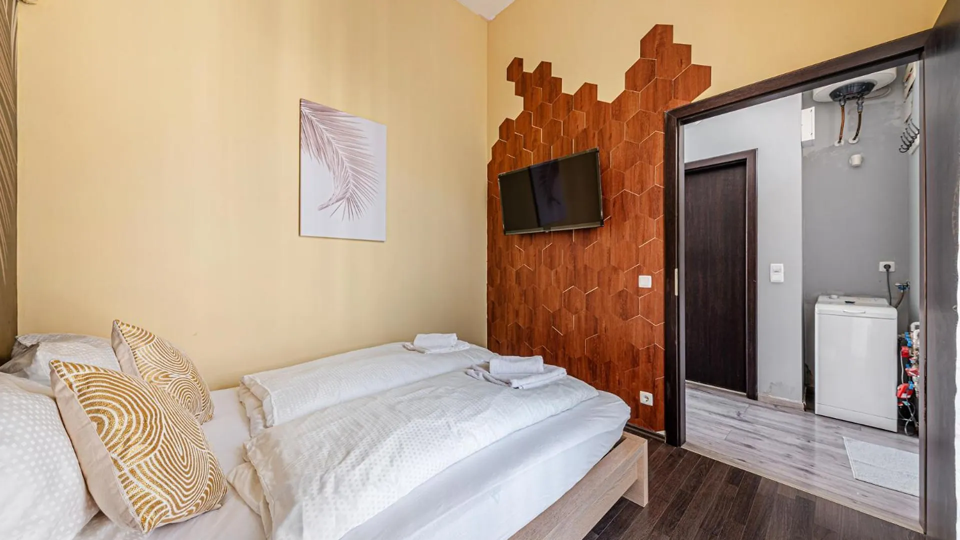 Gold Leaf Apartment In The City Center Budapest Hungary