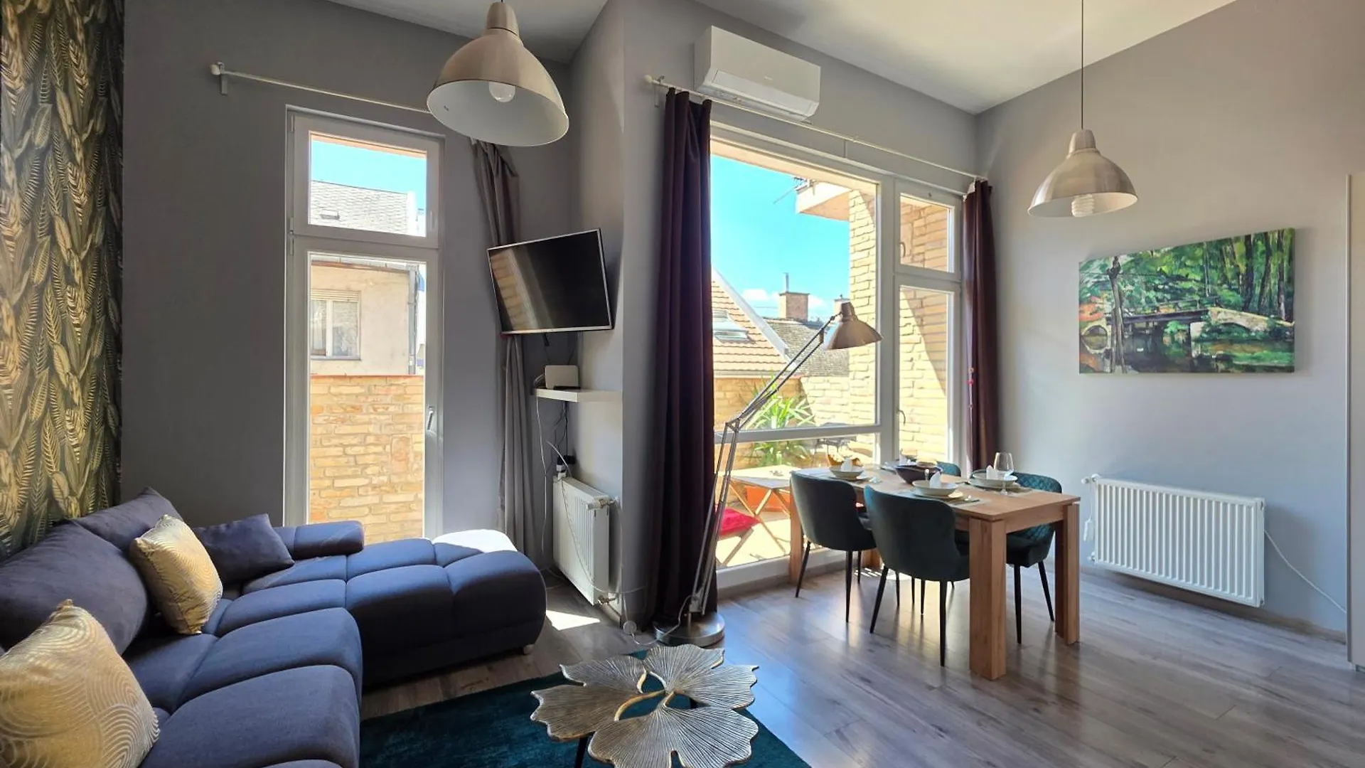 Gold Leaf Apartment In The City Center Budapest