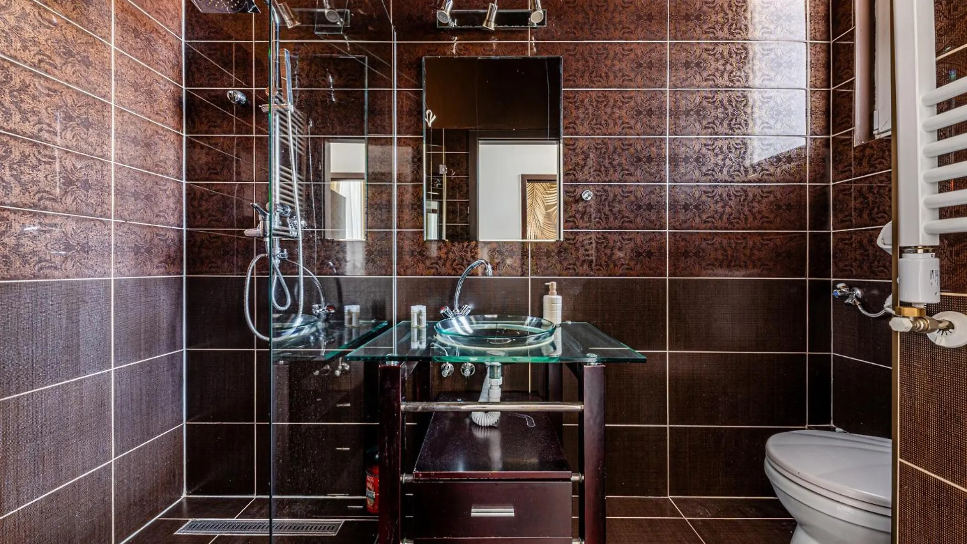 Gold Leaf Apartment In The City Center Budapest