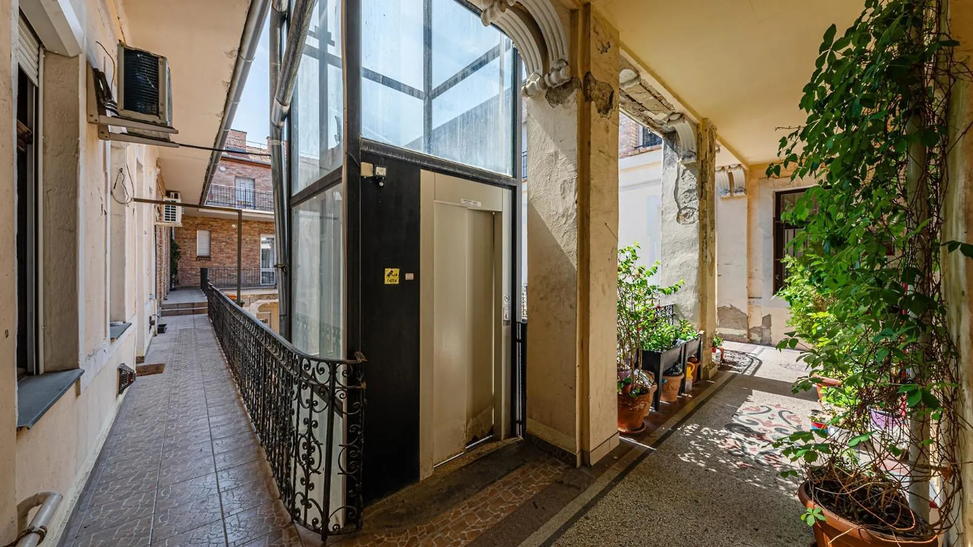 Gold Leaf Apartment In The City Center Budapest Hungary