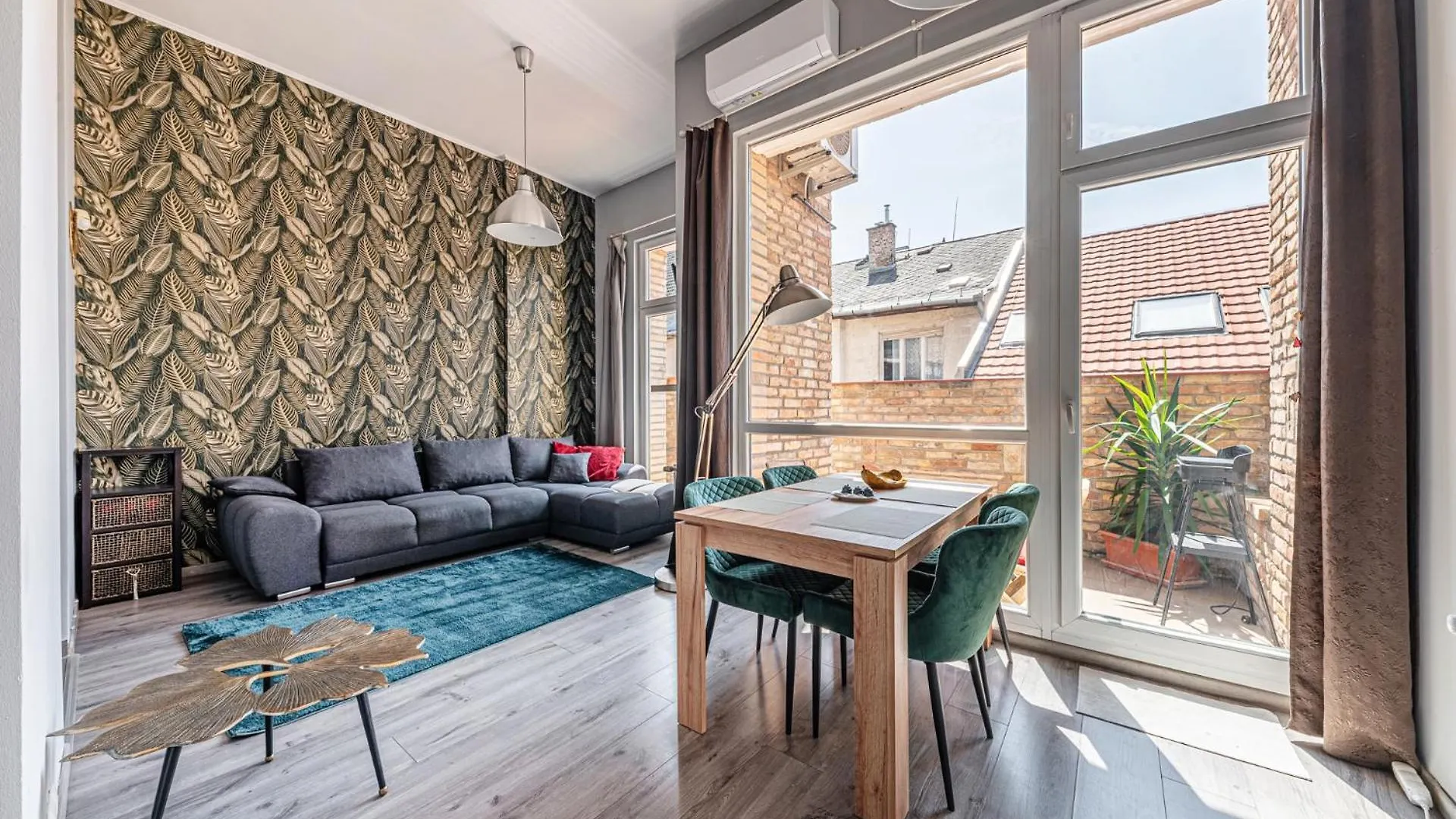 Gold Leaf Apartment In The City Center Budapest